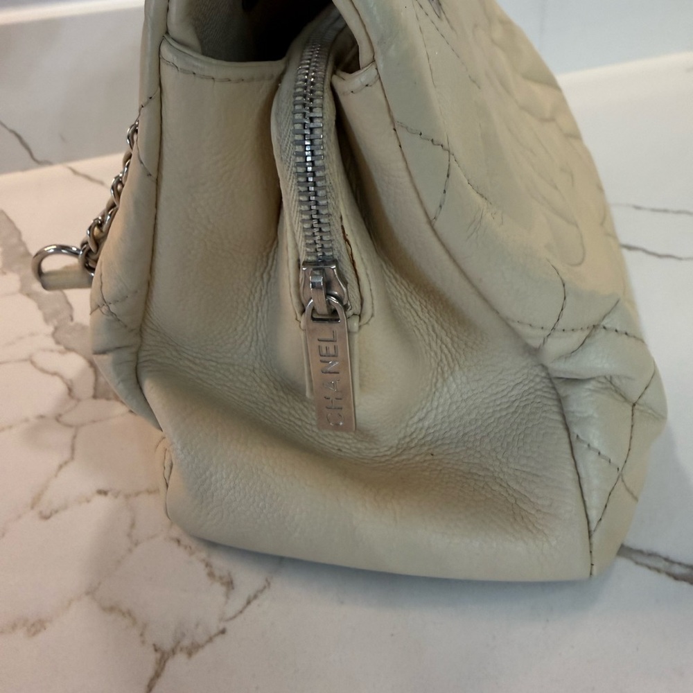 CHANEL Light Beige Quilted Shoulder Bag - Picture 8 of 17